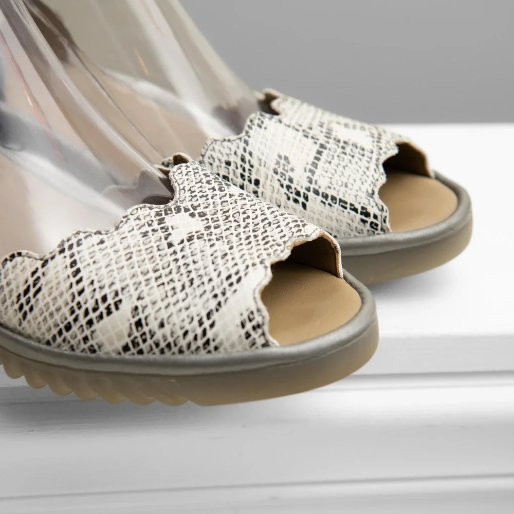 Fly London Sz 8.5 Snake Print Scalloped Wedge Sandals Avant Garde Edgy Boho
